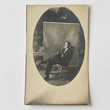 Antiga RPPC Fotografia Real Cartão Postal Homem Frente de Folha Fundo Cadeira de Balanço comprar usado  Enviando para Brazil
