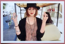 Usado, Glee TV Katie Royer "Library Girl" (Santana's Crush) 2 fotos raras de guarda-roupa Ep404 comprar usado  Enviando para Brazil