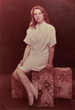 Foto de pernas vestido curto vintage anos 80 menina pose sentada linda mulher comprar usado  Enviando para Brazil