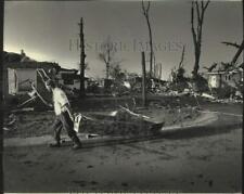 1990 Press Photo Dave Babich recuperando seu barco após um tornado, Illinois comprar usado  Enviando para Brazil