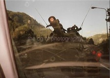 FOTOGRAFIA ENCONTRADA ABSTRATA de estrada militar instantânea colorida original VINTAGE 13 23 F, usado comprar usado  Enviando para Brazil