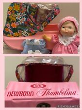 ANTIGO ESTOJO DE GUARDA-ROUPA DE CARRINHO DE BEBÊ RECÉM-NASCIDO THUMBELINA COM BONECA, ROUPAS MUITO BOM ESTADO, RARO, usado comprar usado  Enviando para Brazil