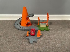 Conjunto de carros Disney Pixar aconchegante cone motel rampa espiral playset Mattel (CDW66) comprar usado  Enviando para Brazil