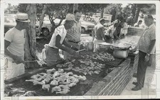 1973 Press Photo Men grelhar frango cozido sobre fogueiras de carvão em Seminole, FL. comprar usado  Enviando para Brazil