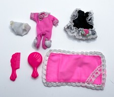 Boneca Barbie irmã Kelly divertida para dormir peça única vestido fralda toalha pente escova comprar usado  Enviando para Brazil