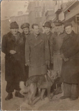 Cartão postal vintage Six Men fora em casacos com cachorro pastor alemão RPPC comprar usado  Enviando para Brazil