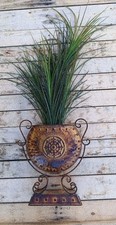 Vaso de metal estilo vintage antigo com grama de plástico.   Vintage raro lindo.  da, usado comprar usado  Enviando para Brazil