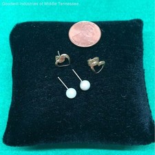 14k pearl earrings 2 pairs for sale 14k pearl earrings 2 pairs for sale Nashville