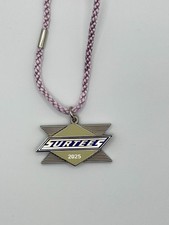 Distintivo de balanço Goodwood Festival of Speed Surtees 2025 - Corda rosa comprar usado Distintivo de balanço Goodwood Festival of Speed Surtees 2025 - Corda rosa comprar usado  Enviando para Brazil