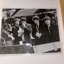 Foto de imprensa publicitária dos primeiros Beatles 8x10 P&B em um quadro aproximadamente 12x20, usado comprar usado  Enviando para Brazil