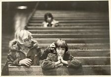 Foto artística XL2 meninos rezando e brincando na igreja em bancos Pew original 1977 comprar usado  Enviando para Brazil