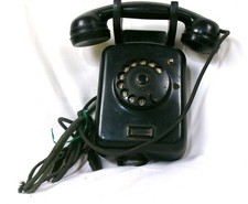 Vecchio telefono parete usato  Torrita di Siena