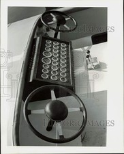 1964 Press Photo Volantes duplos no cockpit do barco Kimbo - lra96645 comprar usado  Enviando para Brazil
