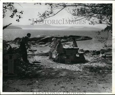 Usado, 1965 Press Photo Pessoas em acampamento perto de Powell River, na Colúmbia Britânica comprar usado  Enviando para Brazil