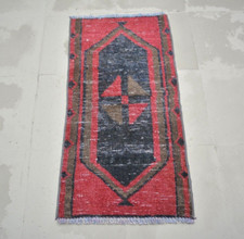 Alfombra de puerta roja hecha a mano, alfombra antigua, alfombra de baño, 1,3 x 2,6 pies, alfombra geométrica turca, segunda mano  Embacar hacia Mexico