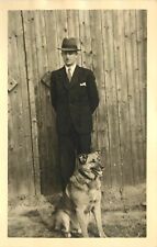 RPPC cão pastor alsaciano ou alemão com homem de terno e chapéu, Europa década de 1930 comprar usado  Enviando para Brazil