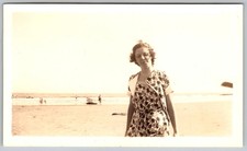 Antigo vestido de dia floral feminino instantâneo P&B na praia cabelo curto ondulado. 1938 comprar usado Antigo vestido de dia floral feminino instantâneo P&B na praia cabelo curto ondulado. 1938 comprar usado  Enviando para Brazil