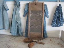 Ralador de estanho antigo primitivo feito à mão de madeira perfurado à mão American Country Find comprar usado Ralador de estanho antigo primitivo feito à mão de madeira perfurado à mão American Country Find comprar usado  Enviando para Brazil