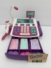 Caixa registradora vintage 1999 Mattel Barbie “Shop With Me” - com dinheiro + cartão moeda funciona! comprar usado Caixa registradora vintage 1999 Mattel Barbie “Shop With Me” - com dinheiro + cartão moeda funciona! comprar usado  Enviando para Brazil