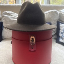 Chapéu Fedora Scala Marrom Escuro 100% Lã Feltro Clássico Aba Larga Sem Faixa Tamanho G Novo sem etiquetas comprar usado Chapéu Fedora Scala Marrom Escuro 100% Lã Feltro Clássico Aba Larga Sem Faixa Tamanho G Novo sem etiquetas comprar usado  Enviando para Brazil