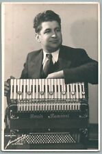 1960 accordionist his d'occasion  Expédié en Belgium