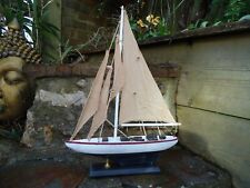 Modelo de iate em suporte com listras vermelhas feito à mão barco marítimo de madeira. comprar usado  Enviando para Brazil