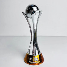 Troféu da Copa do Mundo de Clubes da FIFA réplica de resina 16cm de altura troféu comprar usado  Enviando para Brazil