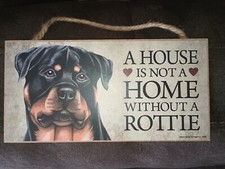 Placa de madeira para cachorro Rottweiler "Uma casa não é uma casa sem um rottie" 10" x 5" comprar usado Placa de madeira para cachorro Rottweiler "Uma casa não é uma casa sem um rottie" 10" x 5" comprar usado  Enviando para Brazil