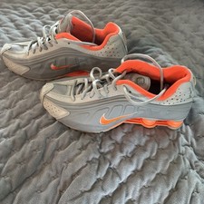 Usado, NIKE SHOX R4 GS CINZA CLARO FUMAÇA/HIPER CARMESIM TAMANHO 6.5/FEMININO 8.5 [CW2626-001] comprar usado  Enviando para Brazil