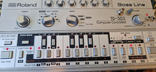 Roland 303 modifiée usato  Spedire a Italy