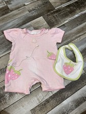 Usado, Roupas de bebê menina vintage primeiros momentos 6-9 meses rosa morango macacão e babador comprar usado  Enviando para Brazil