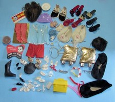 Lote de acessórios para bonecas B) Perucas sapatos chapéus patins diversos comprar usado  Enviando para Brazil