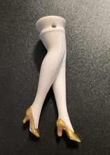 Usado, Pin Almofada/Pó Puff Porcelana Meia Perna Branco com Sapatos Dourados Vintage comprar usado  Enviando para Brazil
