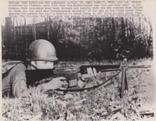 Rifle 1967 Press Photo US Marine Soldier Testing M16 comprar usado  Enviando para Brazil