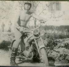 Foto militar vintage motocicleta bicicleta capacete músculo atleta fuma um cigarro comprar usado  Enviando para Brazil