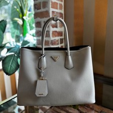 Prada large saffiano d'occasion  Expédié en Belgium