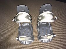 Encuadernaciones de snowboard Drake F50 grandes hechas en Italia gris blanco segunda mano  Embacar hacia Argentina