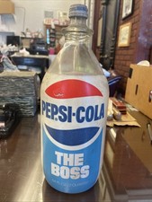Garrafa de vidro vintage THE BOSS Pepsi Cola 64 oz 2 litros com tampa envoltório de espuma comprar usado Garrafa de vidro vintage THE BOSS Pepsi Cola 64 oz 2 litros com tampa envoltório de espuma comprar usado  Enviando para Brazil