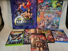 DC COMICS Hardback Encyclopedia DVD Blu-Ray Ultra HD XBOX 360 Movie Game Lot comprar usado  Enviando para Brazil