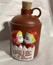 Antigo Jarro de Plástico Holandês Beijando Crianças Cofrinho Cortiça Um Penny A Kiss A PENNY A Hug comprar usado  Enviando para Brazil