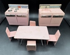 Usado, Conjunto de cozinha raro vintage década de 1950 para casa de bonecas pia de lata rosa fogão mesa e 4 cadeiras comprar usado  Enviando para Brazil