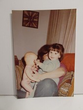 1982 FOTOGRAFIA ENCONTRADA VINTAGE COR ARTE ORIGINAL FOTO MORENA MENINA BRINCAR BONECA comprar usado  Enviando para Brazil