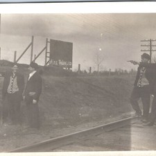 Pistola de tiro masculina c1900s RPPC cena de atuação mob hitman train track gangue A167 comprar usado  Enviando para Brazil