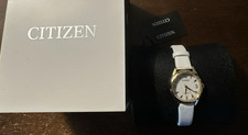 Relógio Citizen Feminino Eco-Drive Pulseira de Couro Branco - EM0682-07A NOVO comprar usado Relógio Citizen Feminino Eco-Drive Pulseira de Couro Branco - EM0682-07A NOVO comprar usado  Enviando para Brazil