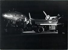 FOTO VINTAGE TWA LOCKHEED CONSTELLATION STAR OF NEW YORK & ESSO FUEL TRUCK comprar usado  Enviando para Brazil