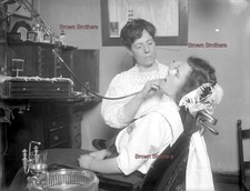 Usado, Câmera fotográfica e de vidro negativa #8 (2) década de 1910 mulher dentista e esterilizando as ferramentas comprar usado  Enviando para Brazil