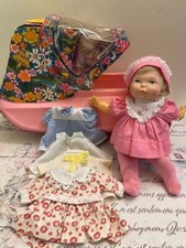VHTF RARO ESTOJO DE GUARDA-ROUPA DE BEBÊ RECÉM-NASCIDO THUMBELINA COM BONECA E ROUPAS ANOS 60, usado comprar usado  Enviando para Brazil