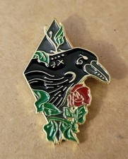 Usado, Broche Enchanting Black Raven com esmalte rosa vermelha: ouro, preto, vermelho e verde comprar usado  Enviando para Brazil