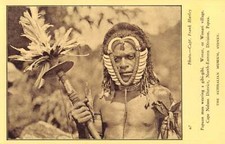 PAPUA E NOVA GUINÉ, HOMEM DA ALDEIA WONAR VESTINDO UM GIBI-GIBI, PUB MUSEU 1930-40 comprar usado  Enviando para Brazil