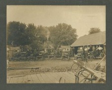 Homens por máquinas agrícolas arados New Deere loja foto antiga comprar usado  Enviando para Brazil